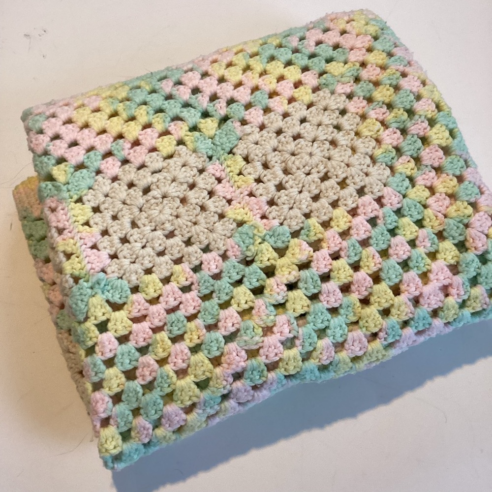 🛍️5/💲20🛍️ Crib size crocheted baby blanket